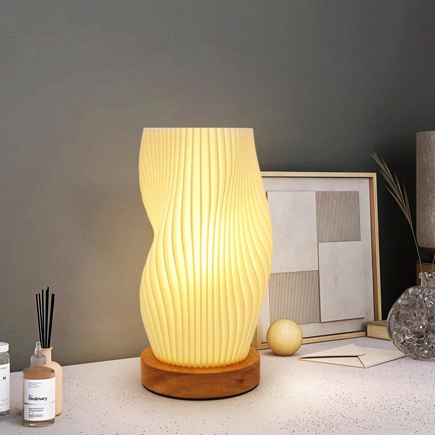 CalmGlow – Elegante Wave-Tischlampe