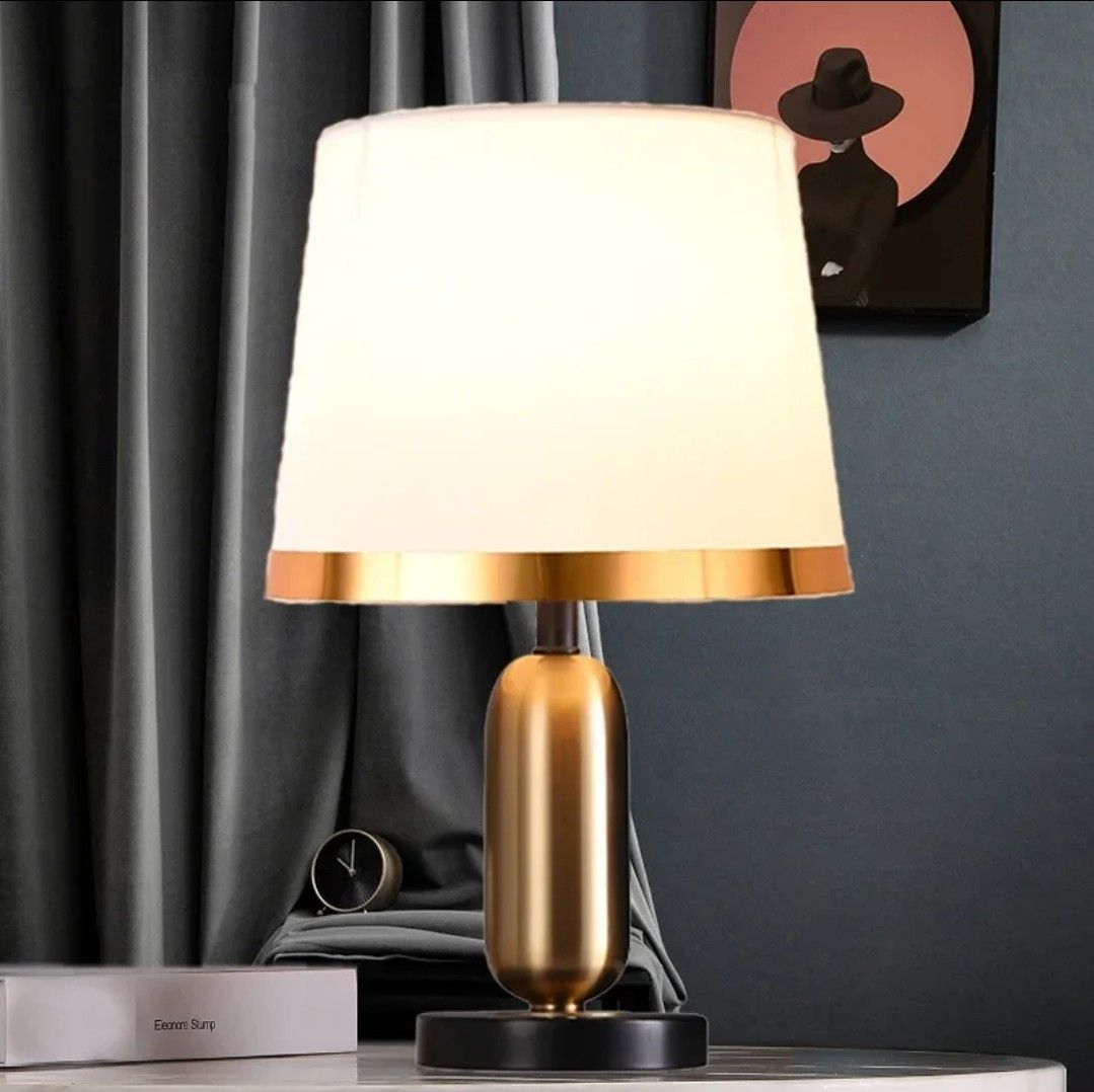 NoirBeam – Sleek Table Lamp in Gold and Black for Subtle Lighting