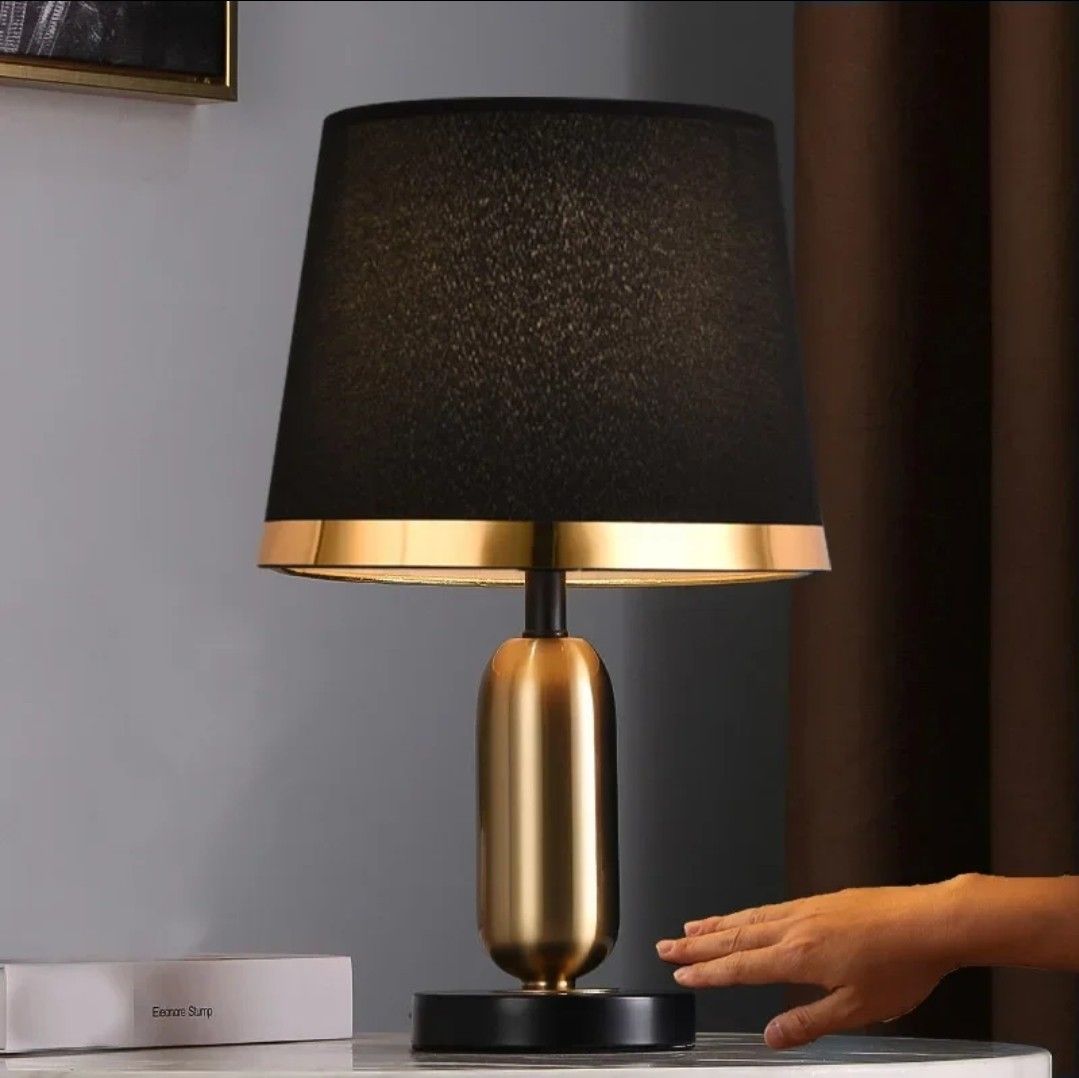 NoirBeam – Sleek Table Lamp in Gold and Black for Subtle Lighting