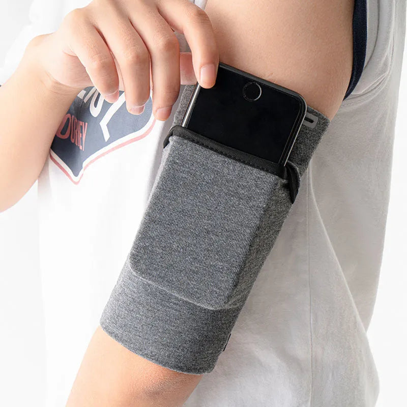 Regulowany uchwyt na telefon do biegania z przegródką na słuchawki – pasuje na ramiona o obwodzie 26-42 cm, kompatybilny z iPhone i Galaxy