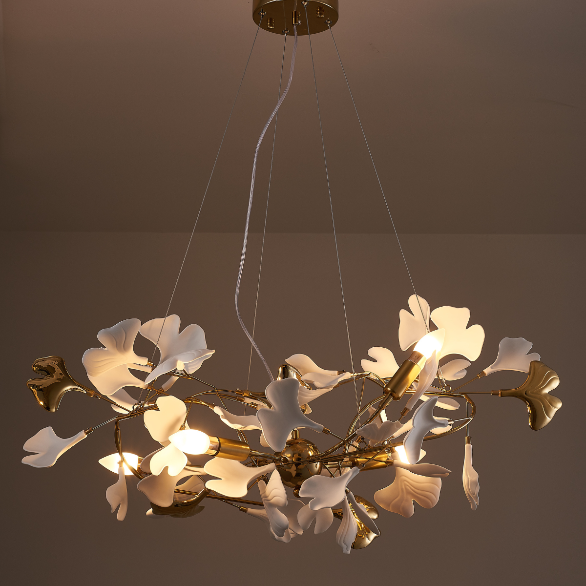 NatureGlow – Elegante pendente a forma di foglia di ginkgo
