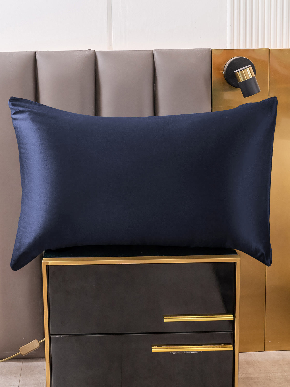 LuxeSilk - 100% Mulberry Silk Pillowcase with Envelope Closure