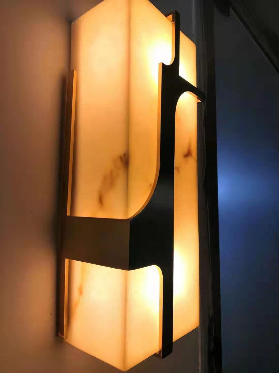 OpalBeam – Marble Art Deco Wall Lamp for a Chic Appeal