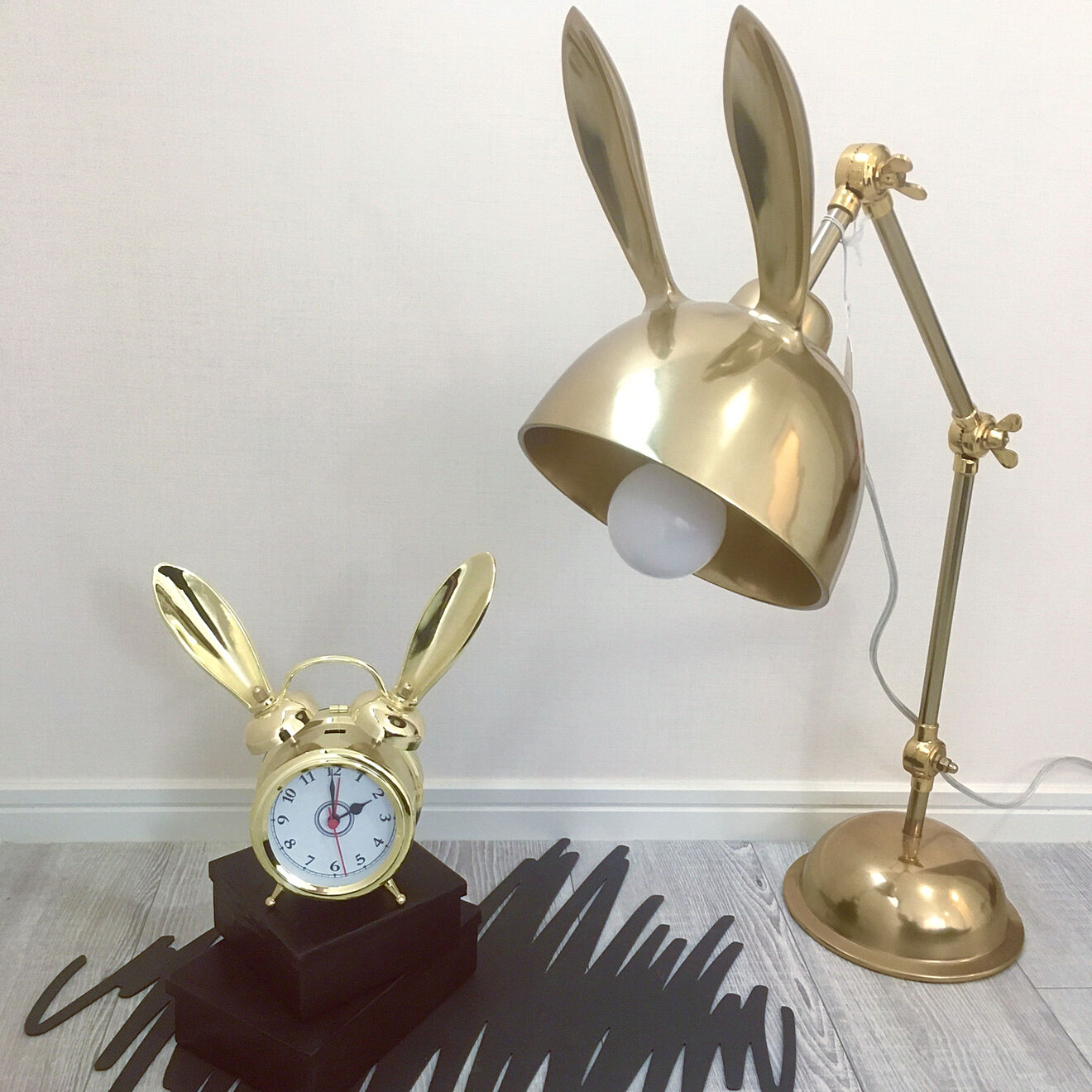 HareLuxe – Lampada da Tavolo con Orecchie di Coniglio Dorate