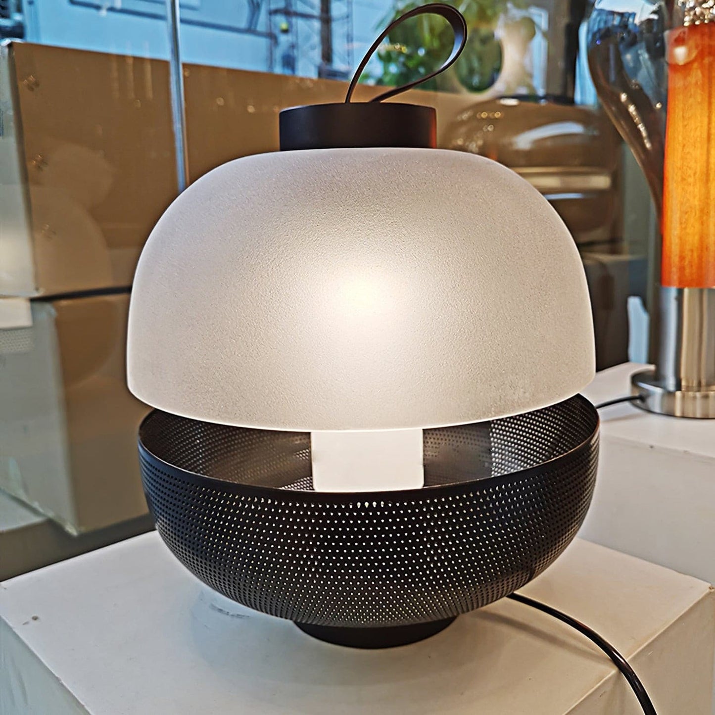 LuxeEra - Table Lamp with Timeless Design and Soft Illumination