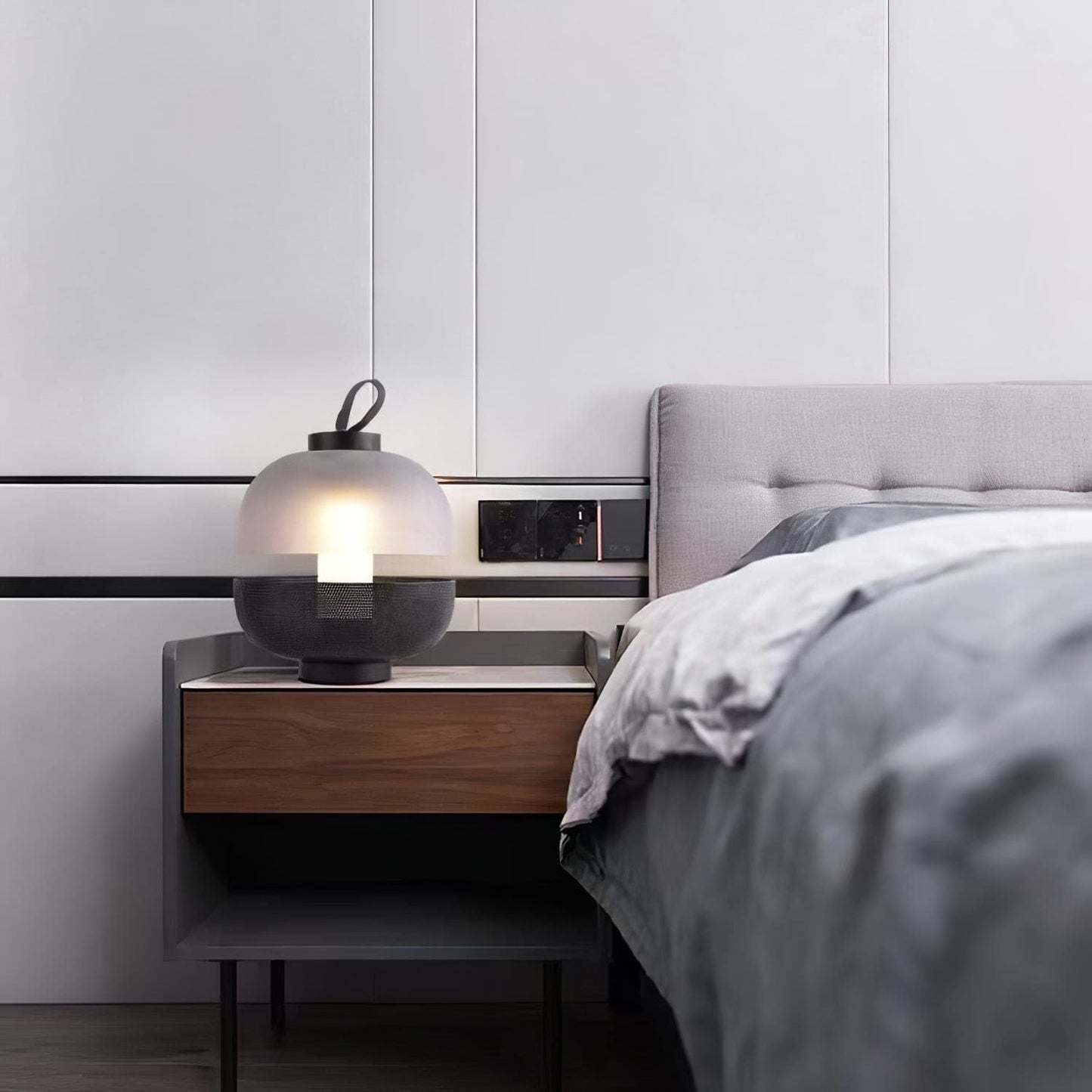 LuxeEra - Table Lamp with Timeless Design and Soft Illumination