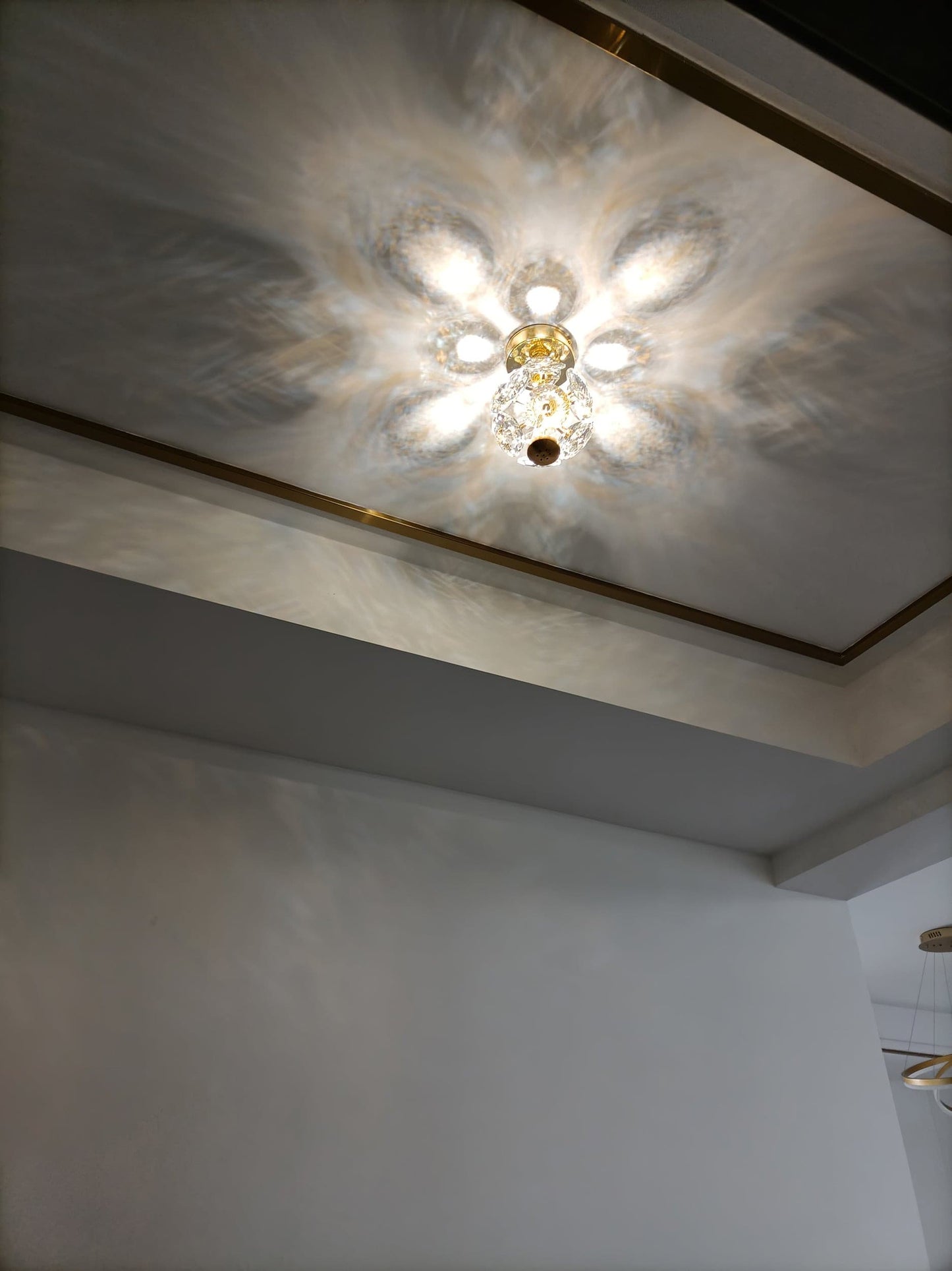 CrystalGlobe - Ceiling Lamp with Polished Crystal Sphere and Classic Design