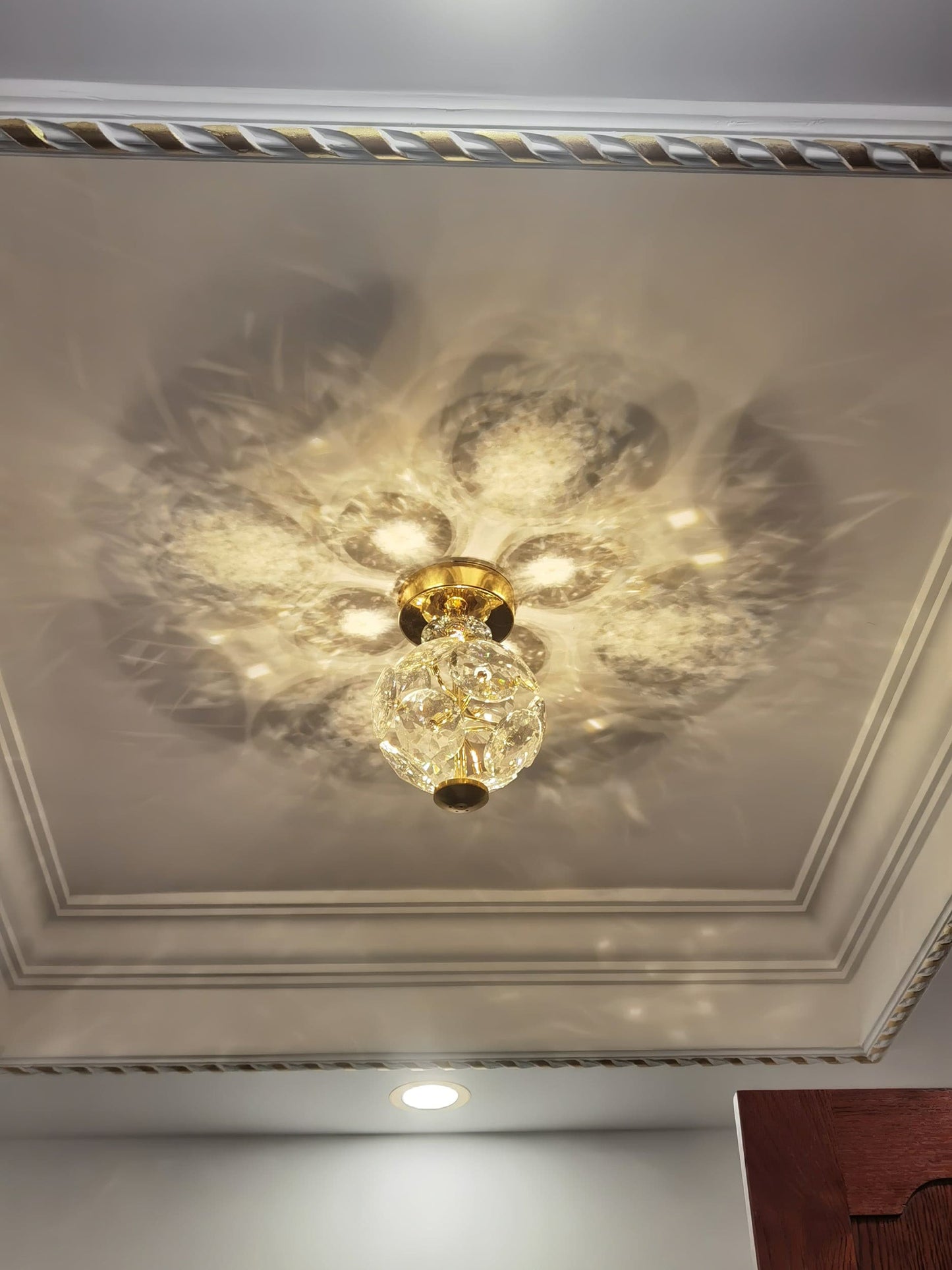 CrystalGlobe - Ceiling Lamp with Polished Crystal Sphere and Classic Design