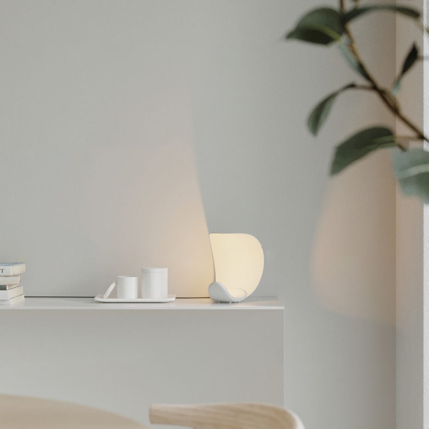GraceGlow - Table Lamp with Elegant Swirls and Soft Glow