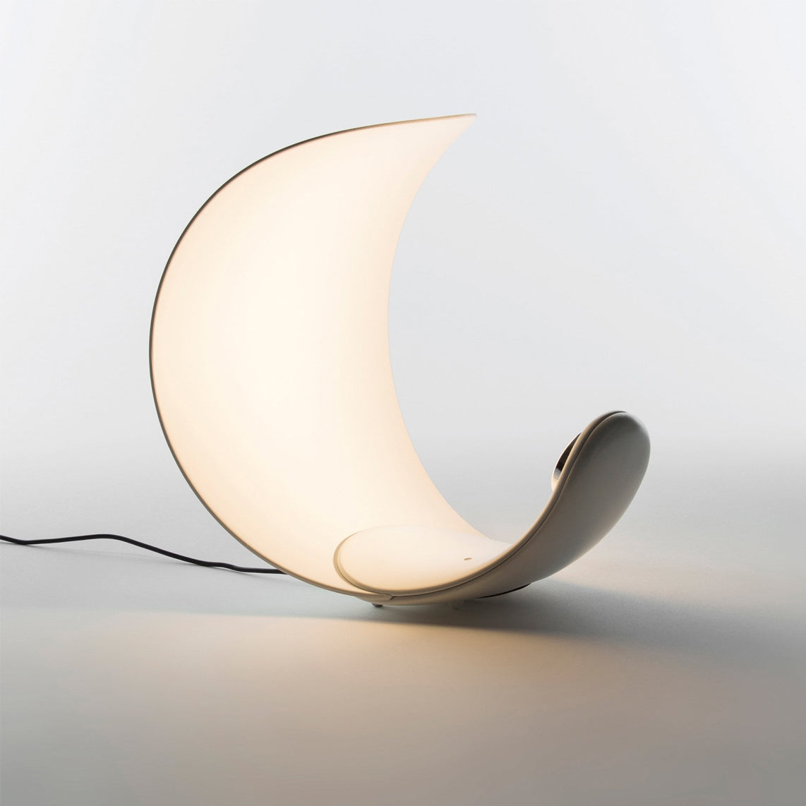 GraceGlow - Table Lamp with Elegant Swirls and Soft Glow