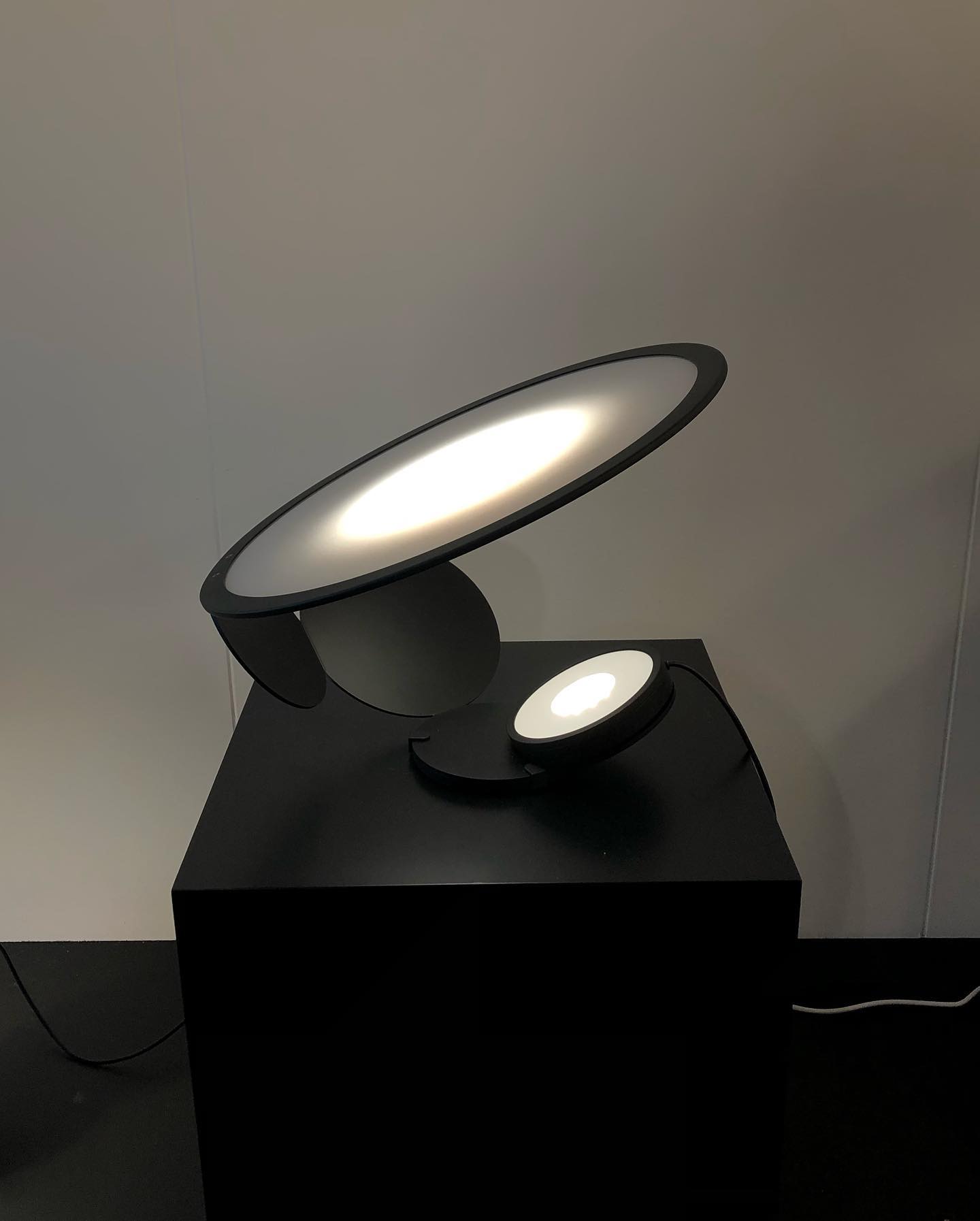 CarveGlow - Elegant Lamp with Subtle Carved Details and Soft Light