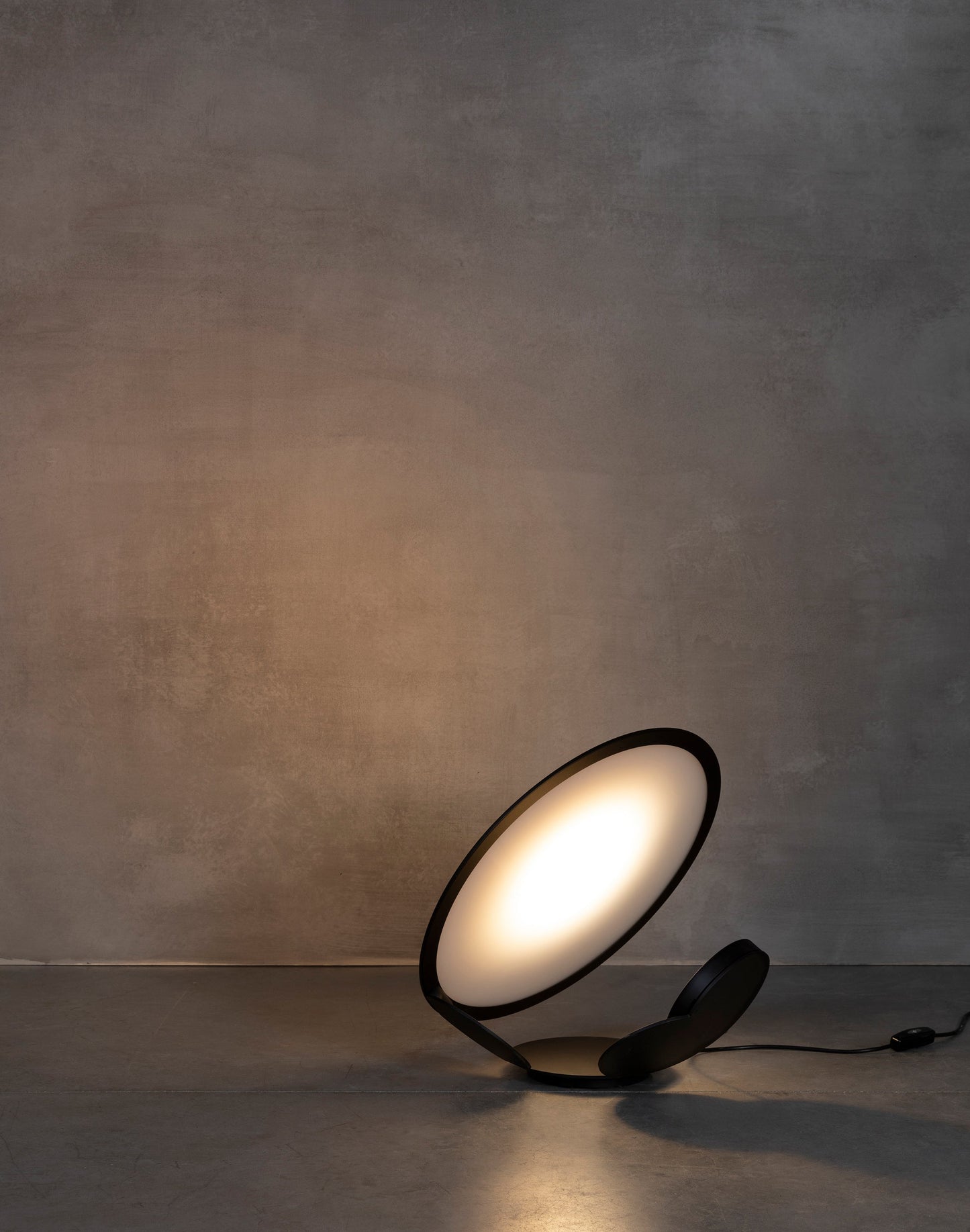 CarveGlow - Elegant Lamp with Subtle Carved Details and Soft Light