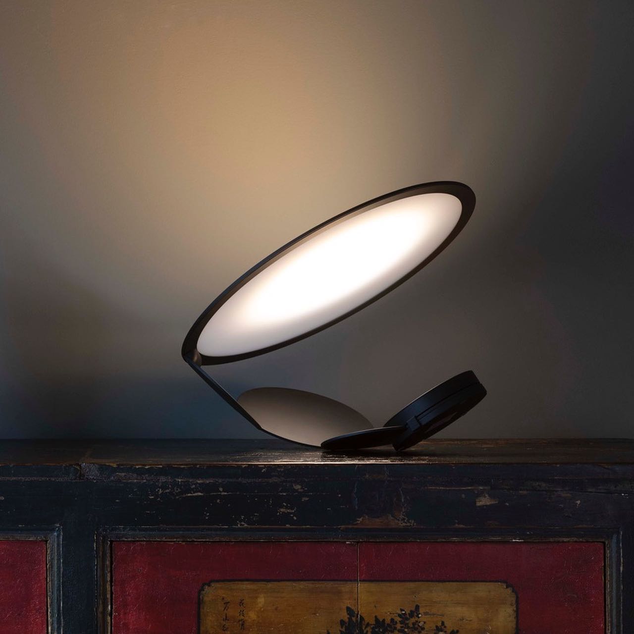 CarveGlow - Elegant Lamp with Subtle Carved Details and Soft Light