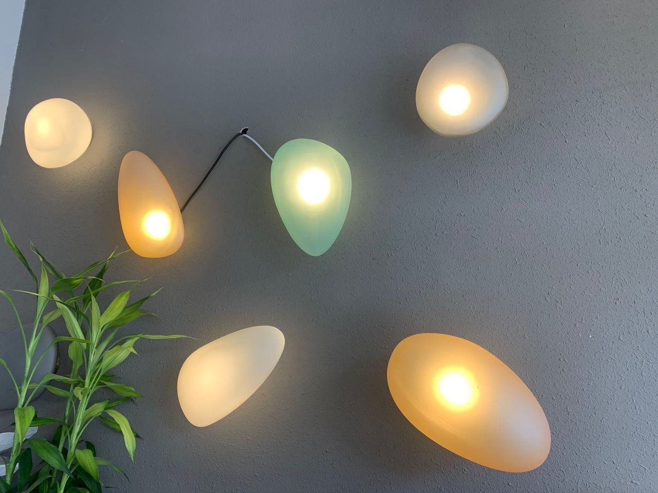 GlamGlow – Kolorowa Lampa Ścienna z Artystycznym Akcentem