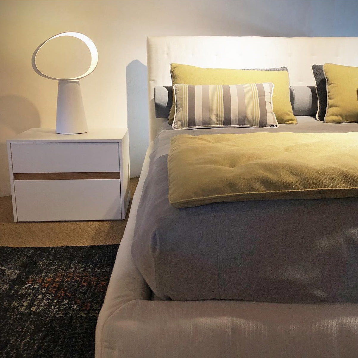 EclipseGlow - Table Lamp with Sleek Design and Atmospheric Lighting