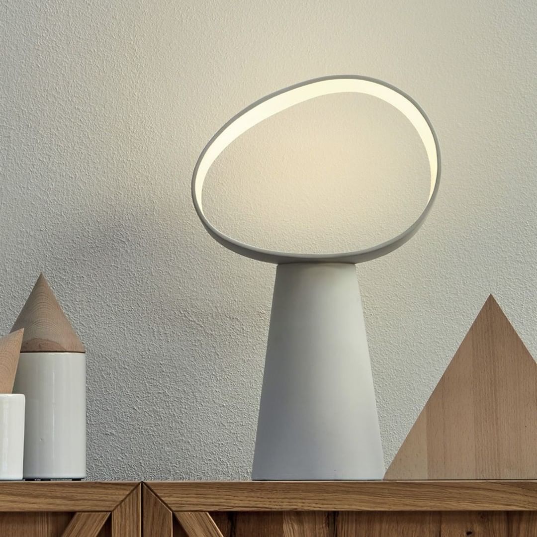 EclipseGlow - Table Lamp with Sleek Design and Atmospheric Lighting