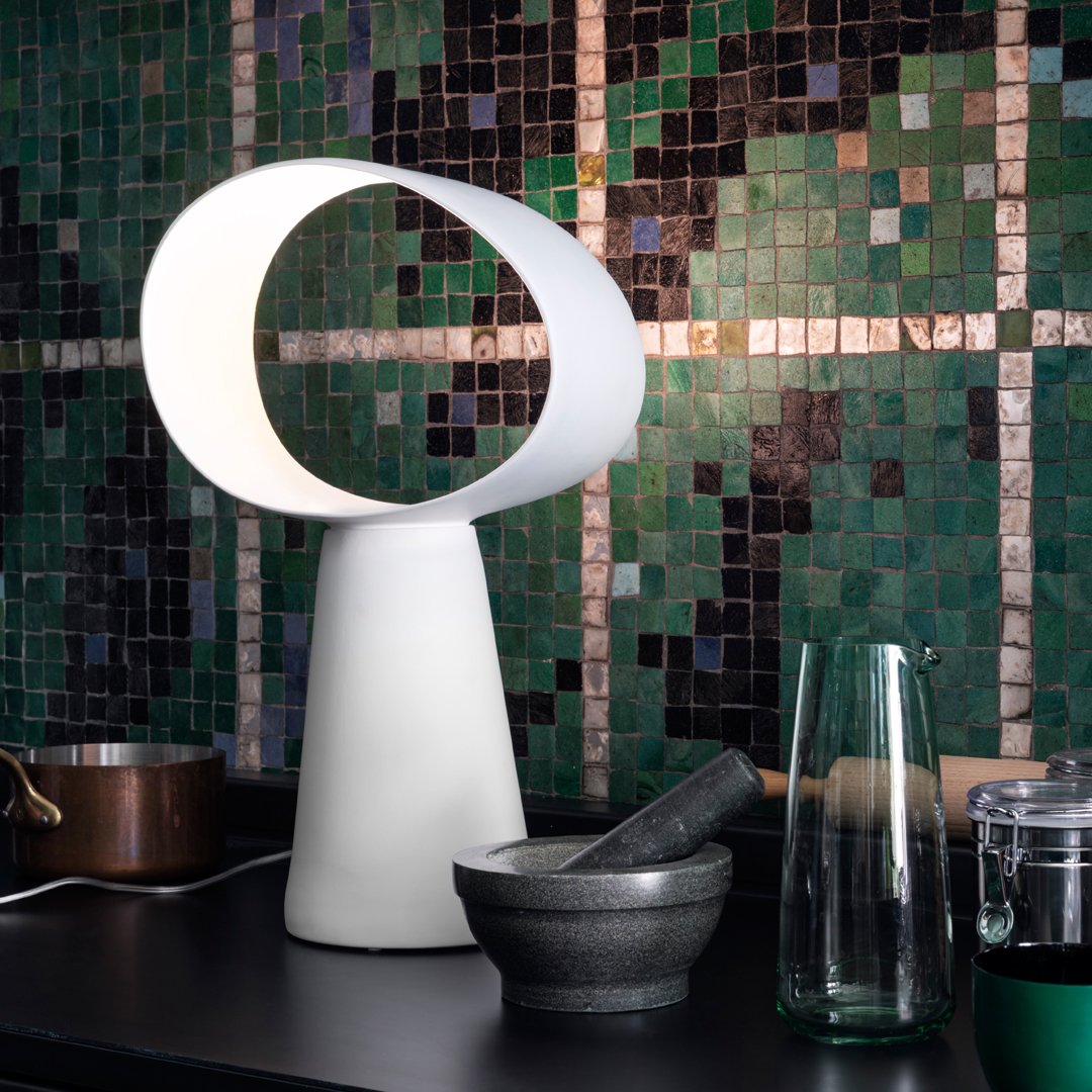 EclipseGlow - Table Lamp with Sleek Design and Atmospheric Lighting