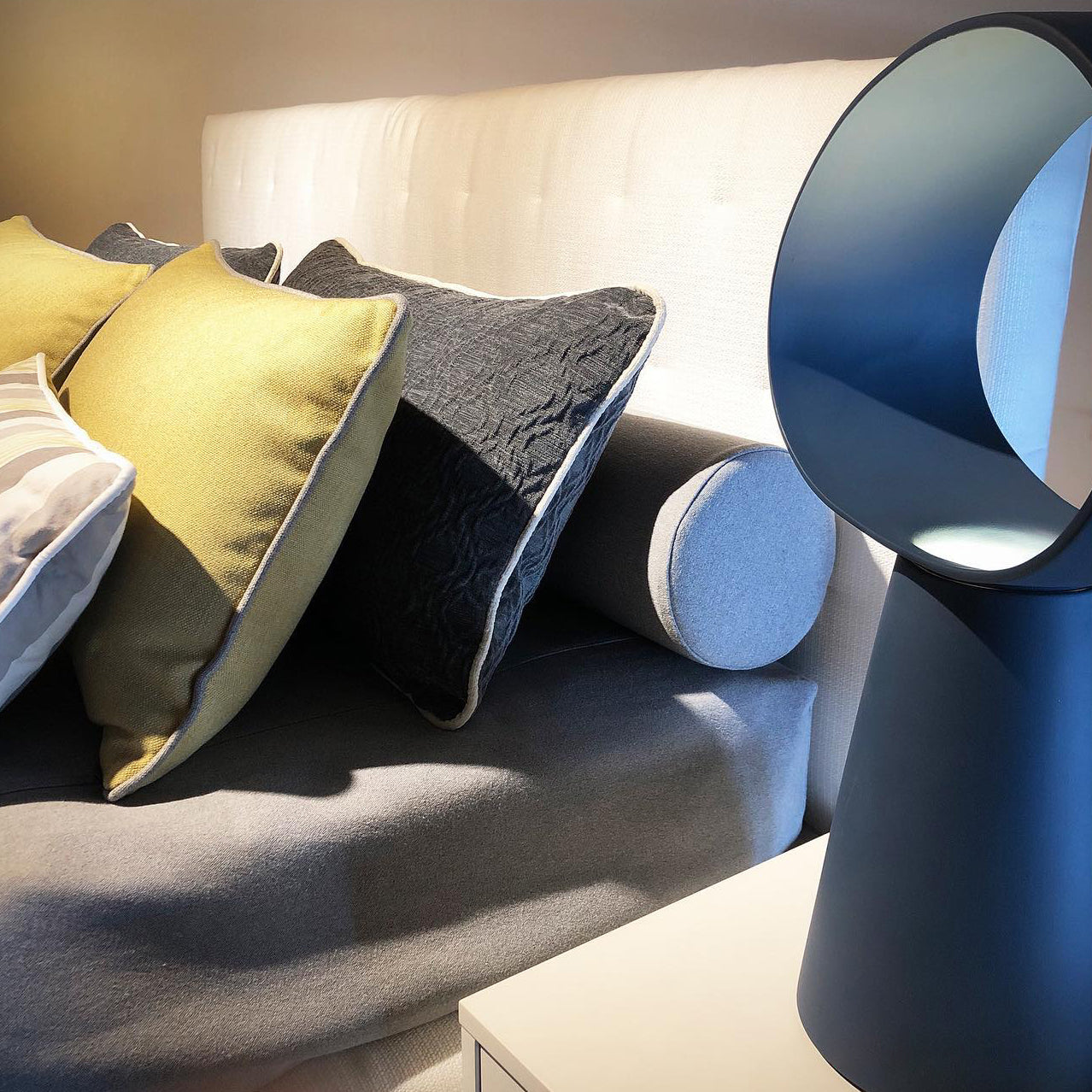 EclipseGlow - Table Lamp with Sleek Design and Atmospheric Lighting