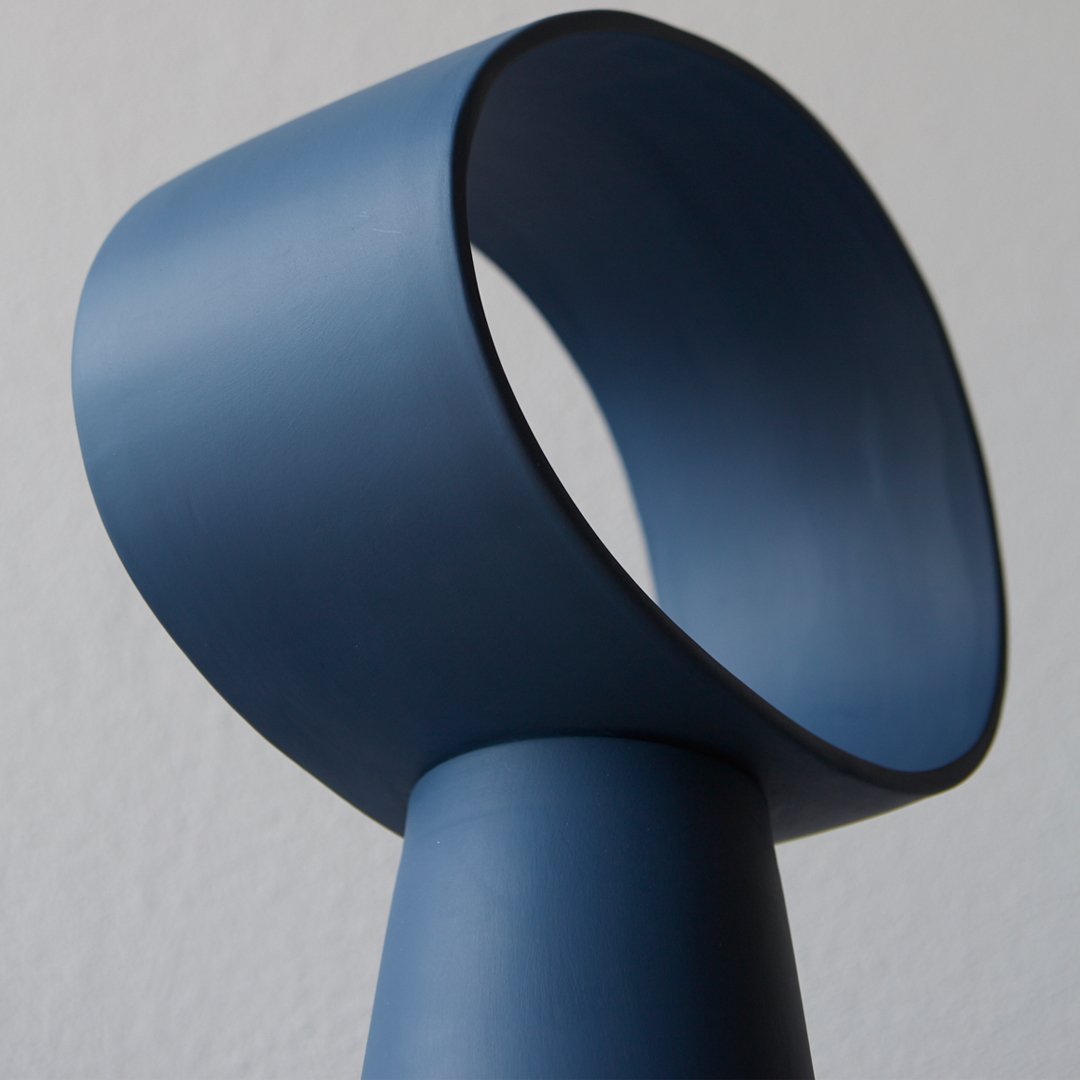 EclipseGlow - Table Lamp with Sleek Design and Atmospheric Lighting