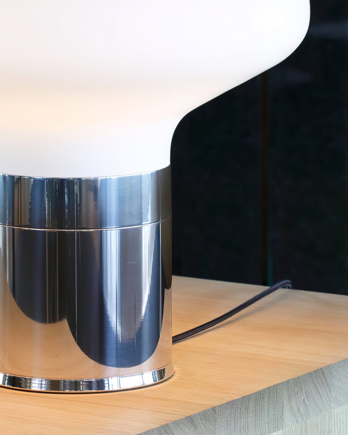 LuxeFive - Modern Table Lamp