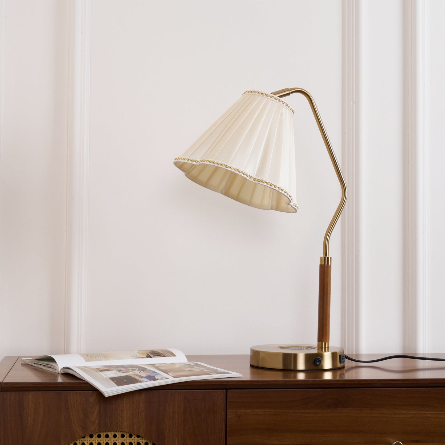 GlamourLux – Lampada da tavolo in tessuto lussuoso
