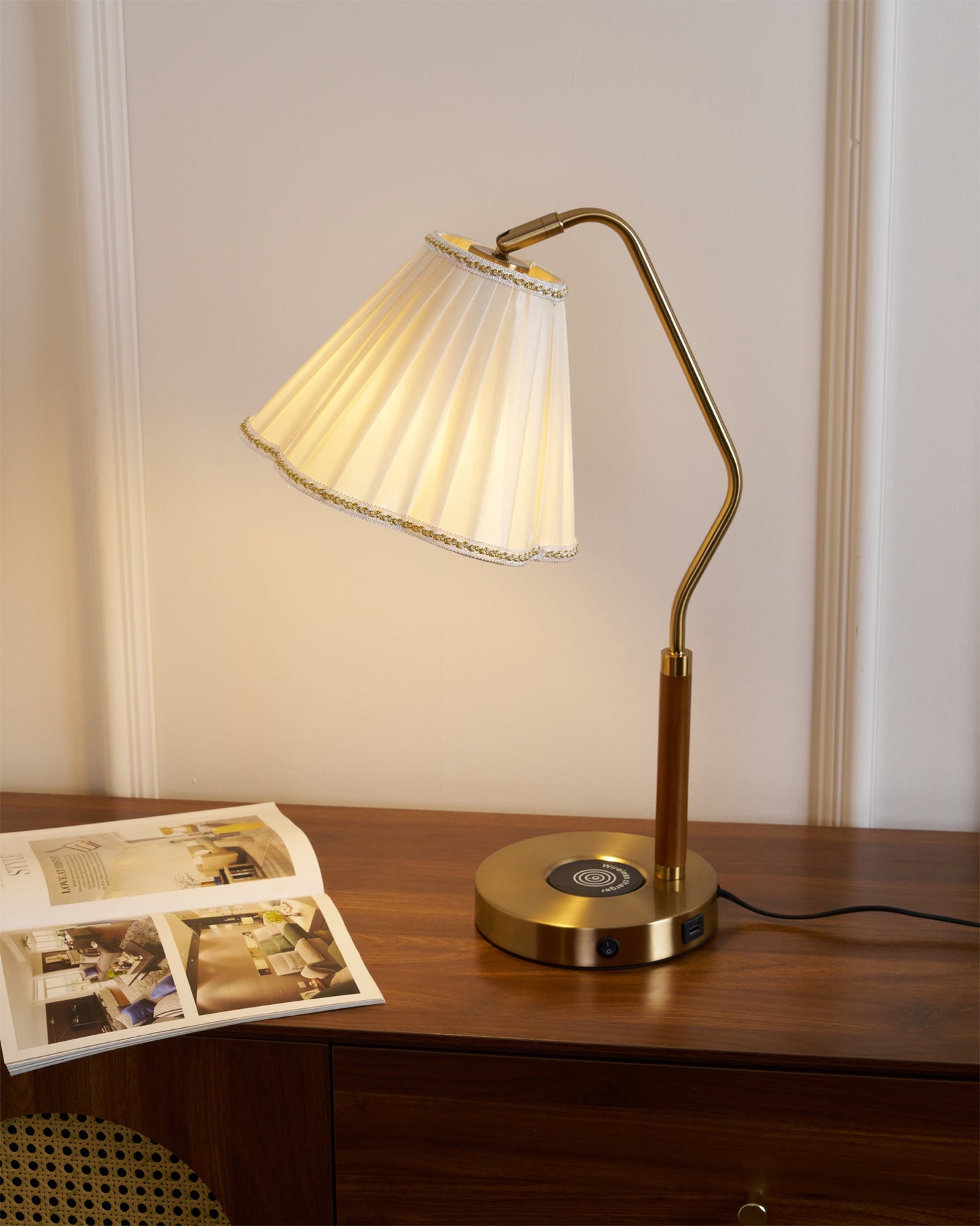 GlamourLux – Lampada da tavolo in tessuto lussuoso