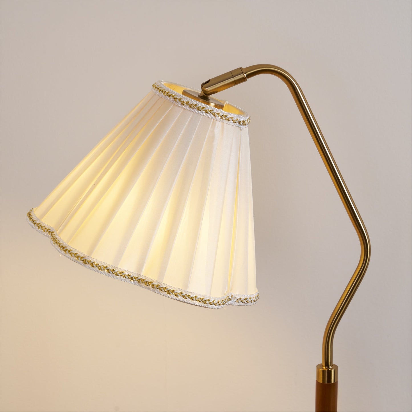 GlamourLux – Lampada da tavolo in tessuto lussuoso
