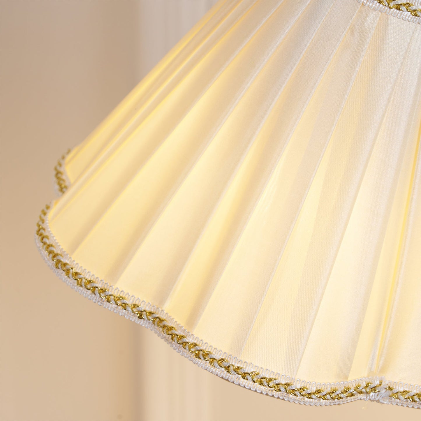 GlamourLux – Lampada da tavolo in tessuto lussuoso