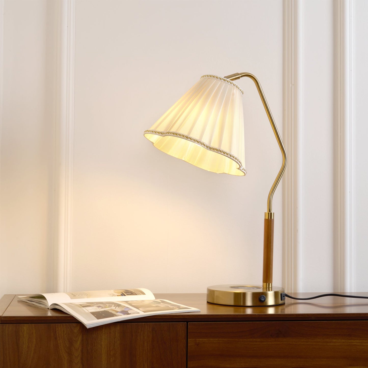 GlamourLux – Lampada da tavolo in tessuto lussuoso