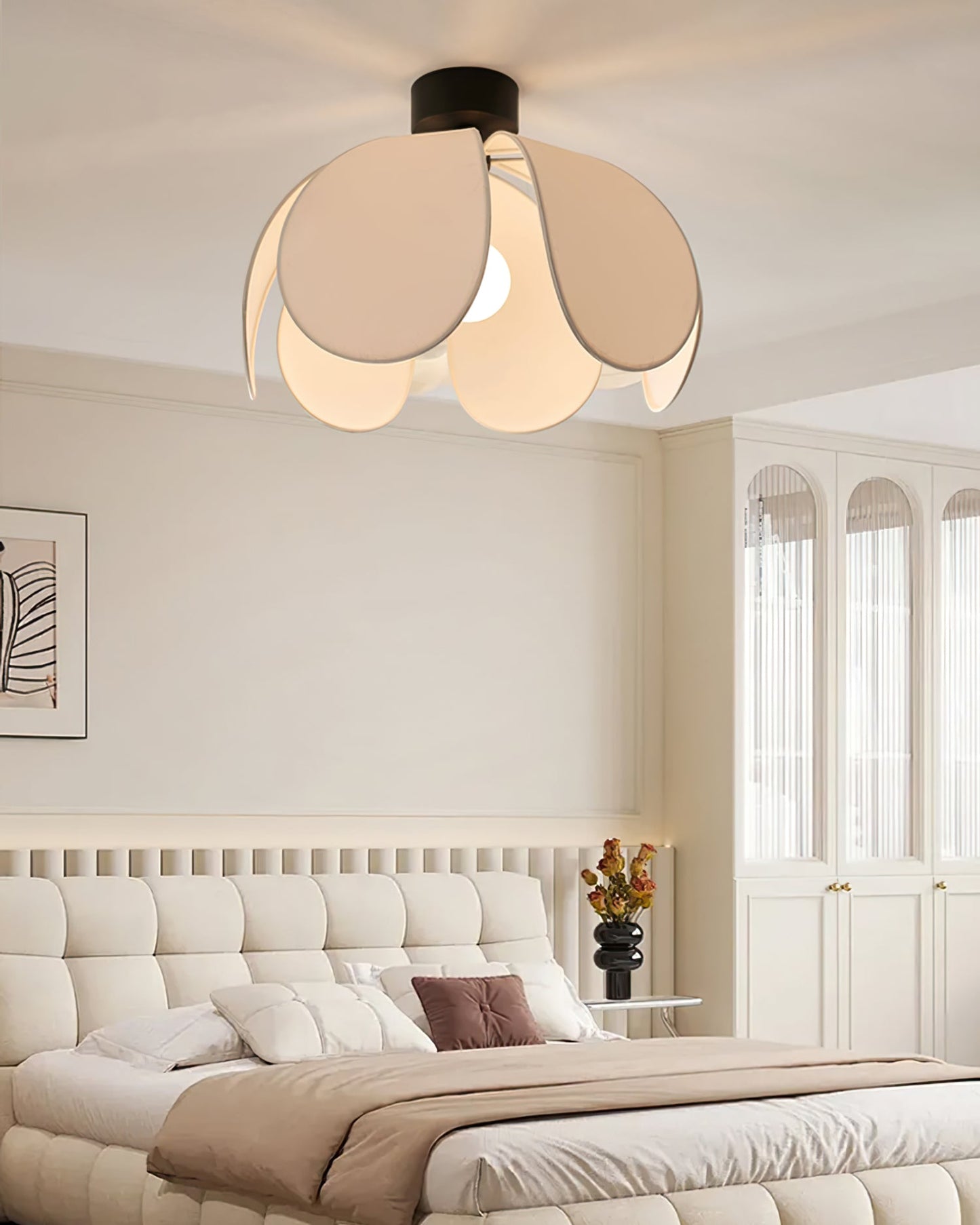 BloomLuxe - Deckenleuchte mit eleganten Stoffblüten und warmem Lichtschein