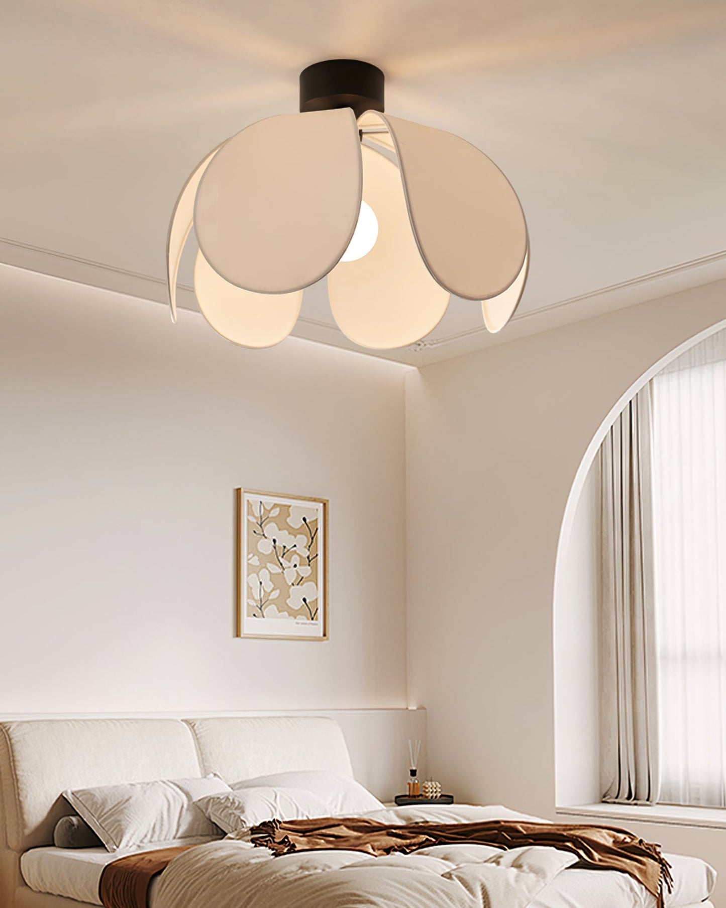 BloomLuxe - Deckenleuchte mit eleganten Stoffblüten und warmem Lichtschein