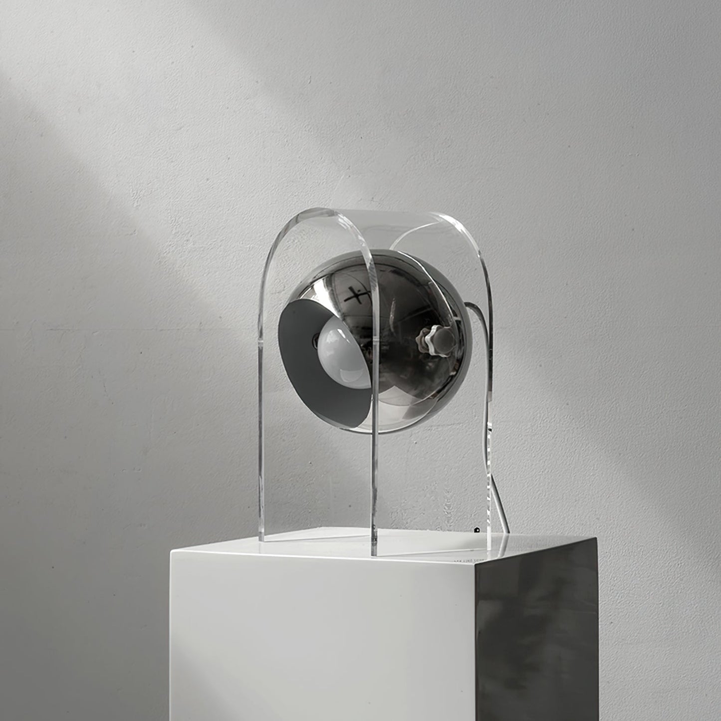 LuxeTouch - Sophisticated Table Lamp with Touch Activation