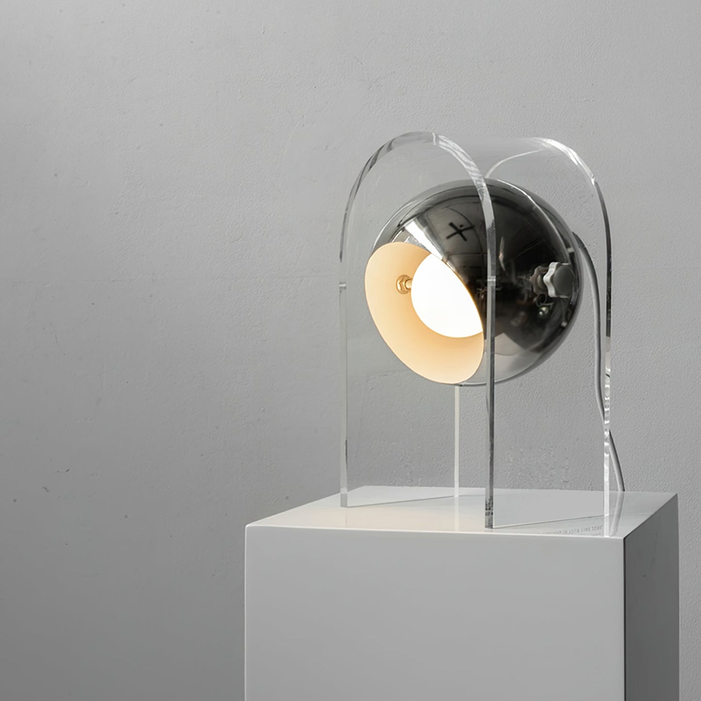 LuxeTouch - Sophisticated Table Lamp with Touch Activation