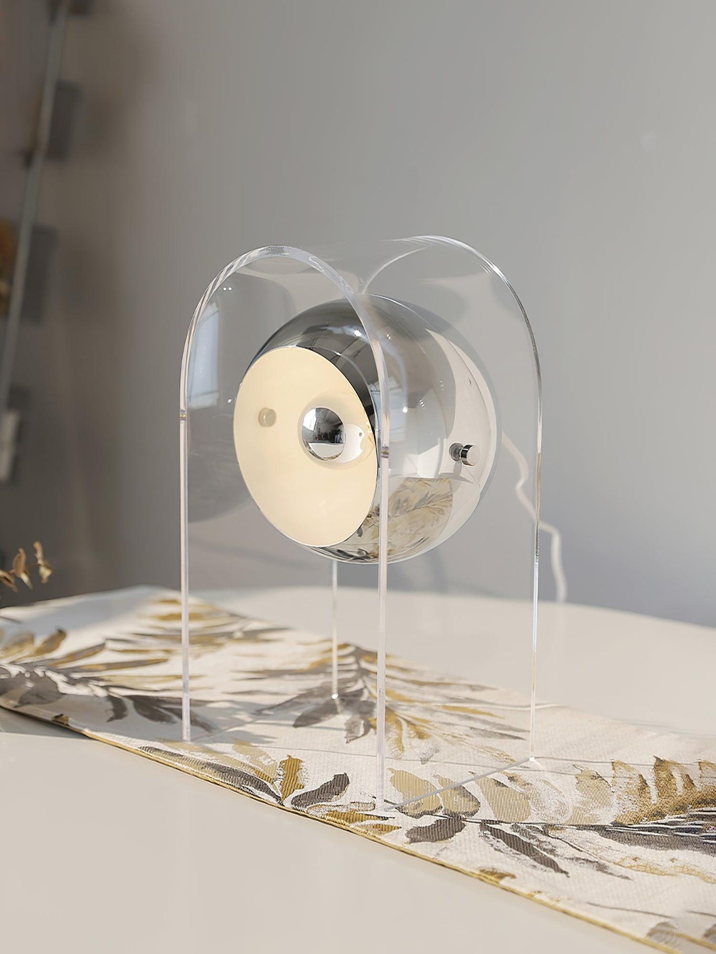 LuxeTouch - Sophisticated Table Lamp with Touch Activation