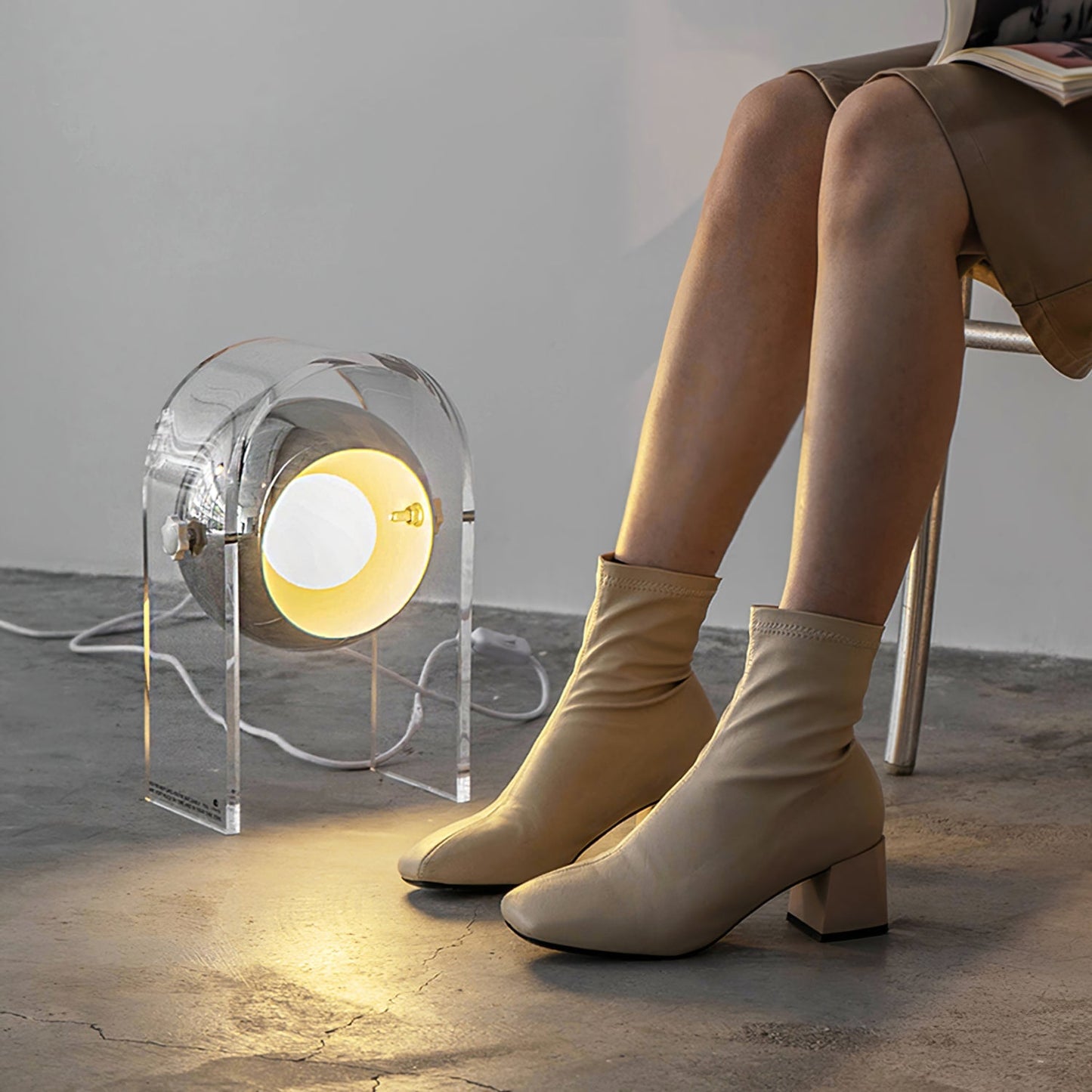 LuxeTouch - Sophisticated Table Lamp with Touch Activation