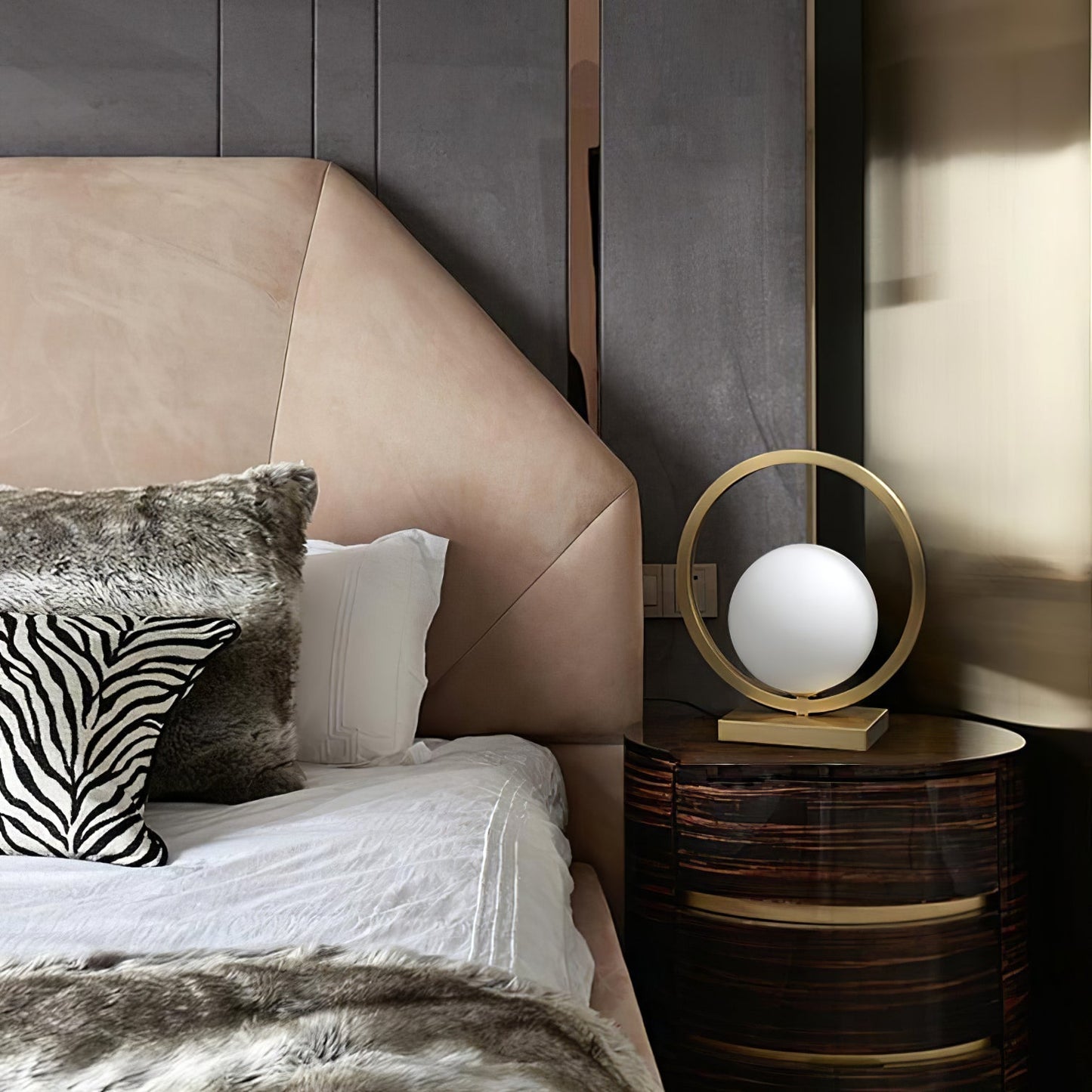 LuxeBrass - Table Lamp with Brass Touch and Atmospheric Lighting