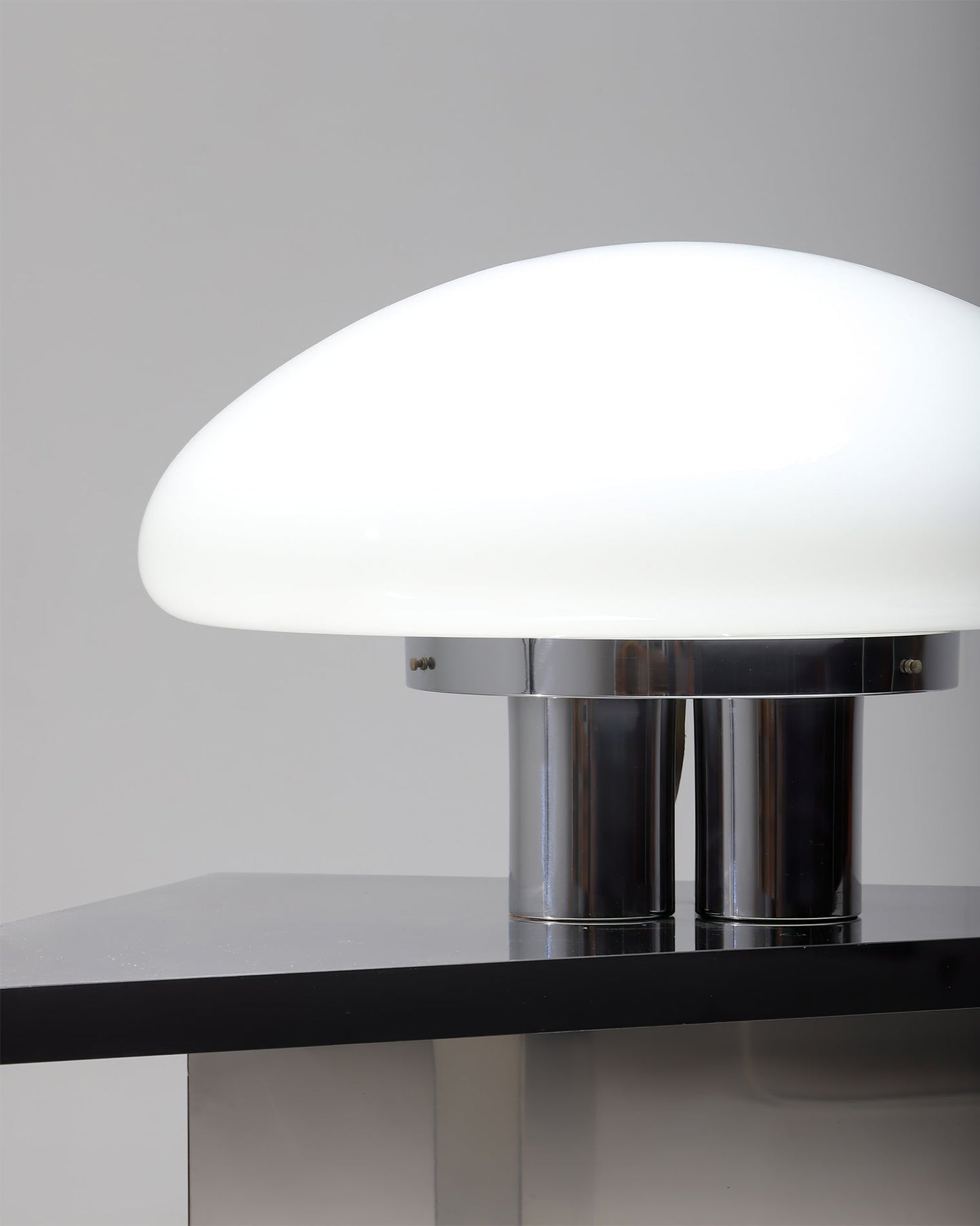 SilverAura – Lampada da Tavolo Bianca con Base in Cromo