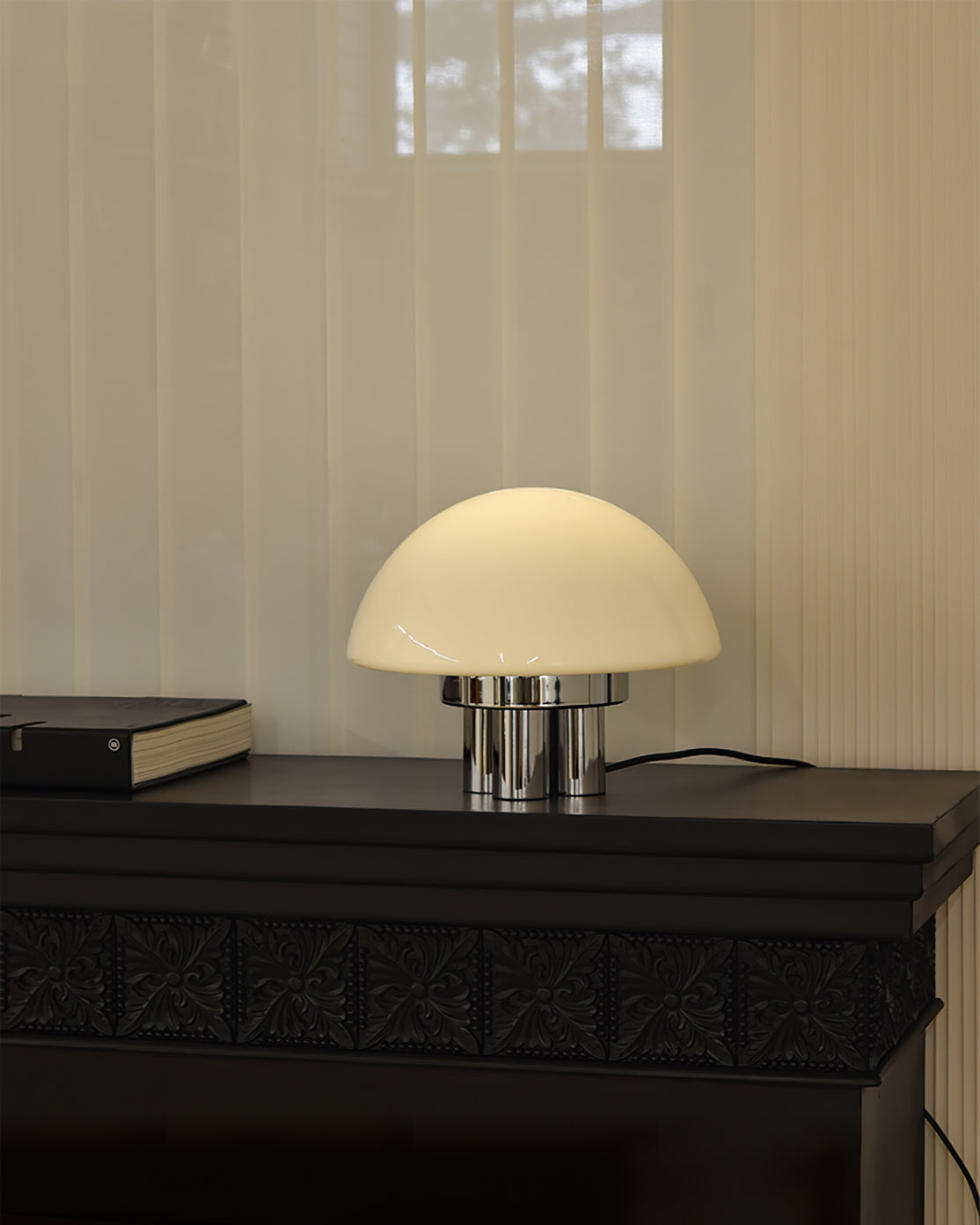 SilverAura – Lampada da Tavolo Bianca con Base in Cromo