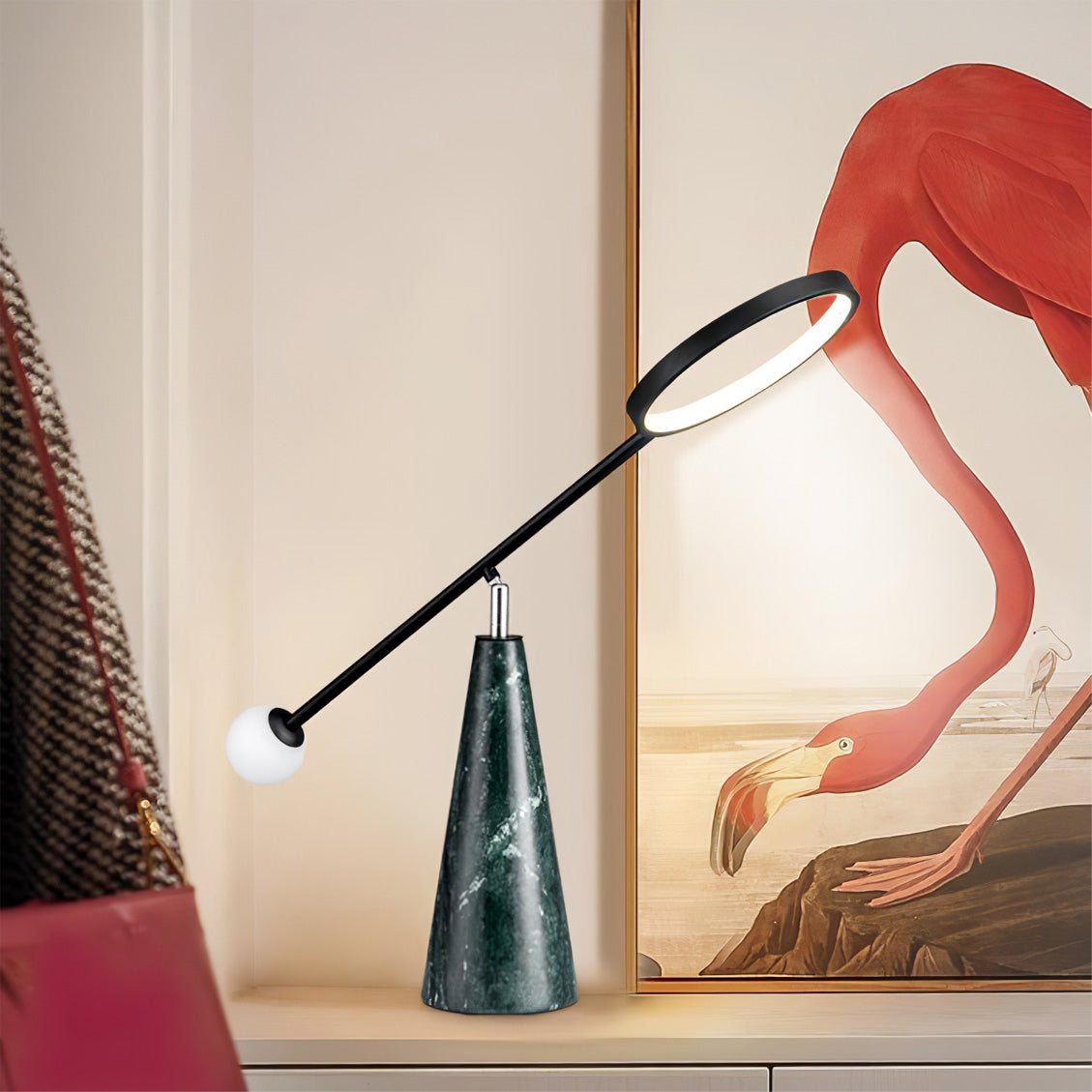 TriGlow – Lámpara de Mesa Geométrica con Cuello de Cisne Ajustable