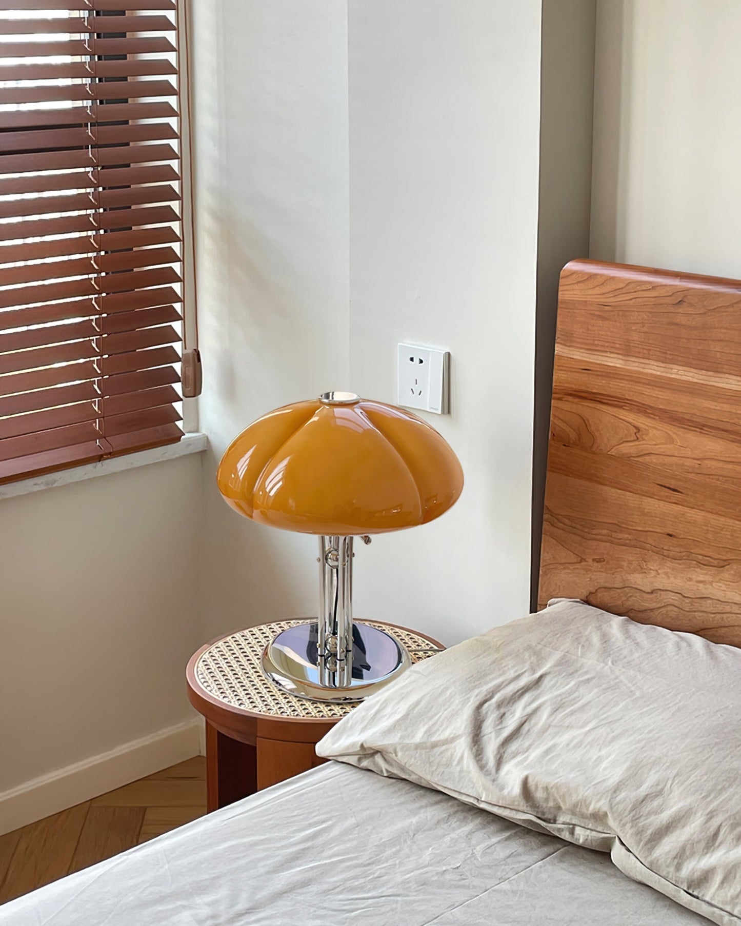 RetroGlow – Orange Glass Desk Lamp