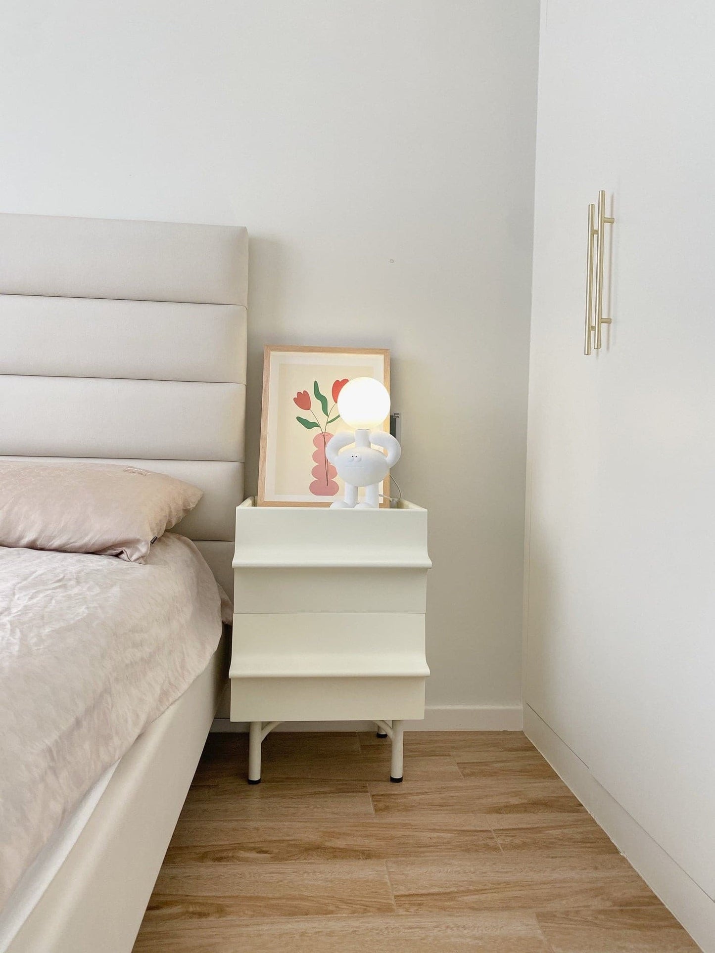 RoboLuxe - Table Lamp with Robot-Inspired Design and Cozy Illumination