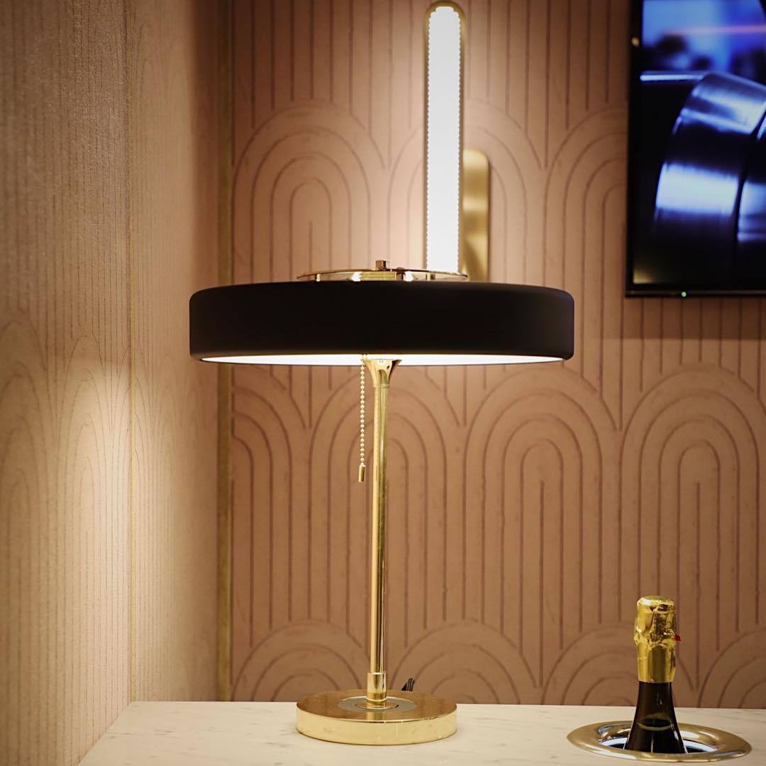 ElegantGlow – Lampada da Tavolo in Metallo e Acrilico Senza Tempo