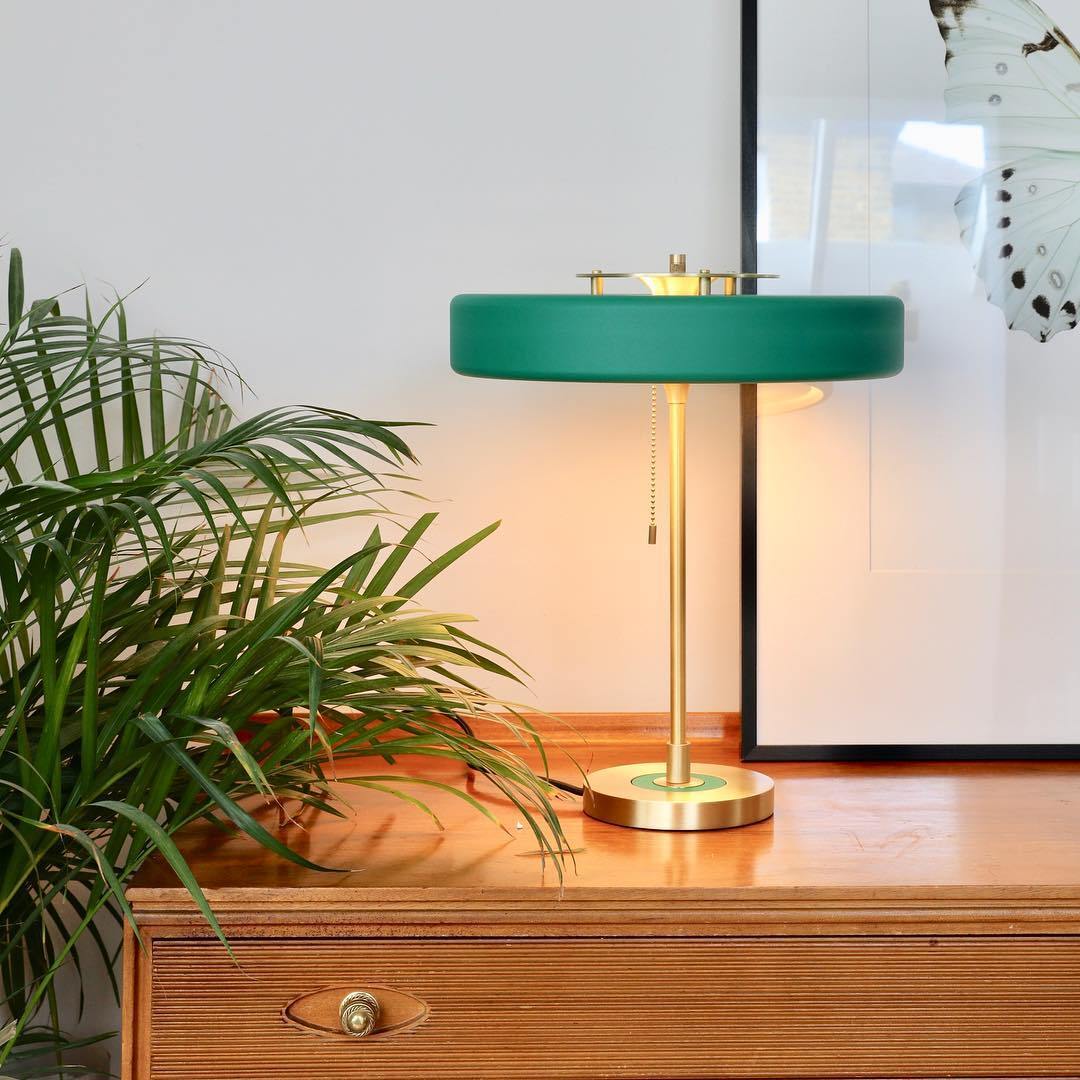 ElegantGlow – Lampada da Tavolo in Metallo e Acrilico Senza Tempo