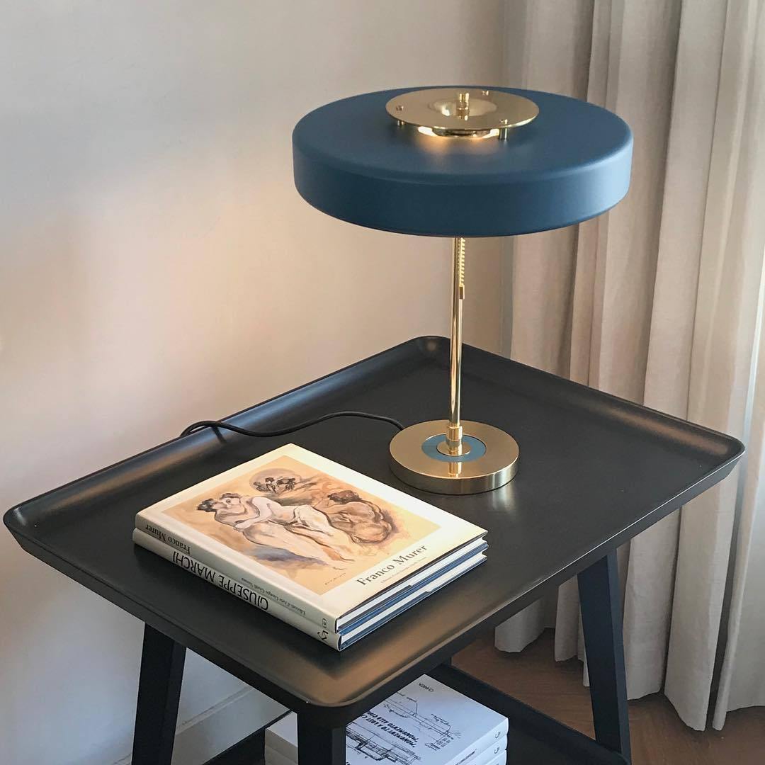 ElegantGlow – Lampada da Tavolo in Metallo e Acrilico Senza Tempo