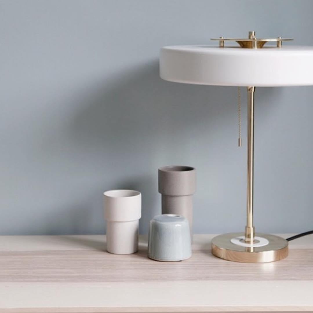 ElegantGlow – Lampada da Tavolo in Metallo e Acrilico Senza Tempo
