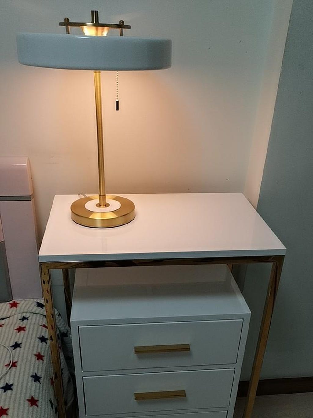 ElegantGlow – Lampada da Tavolo in Metallo e Acrilico Senza Tempo