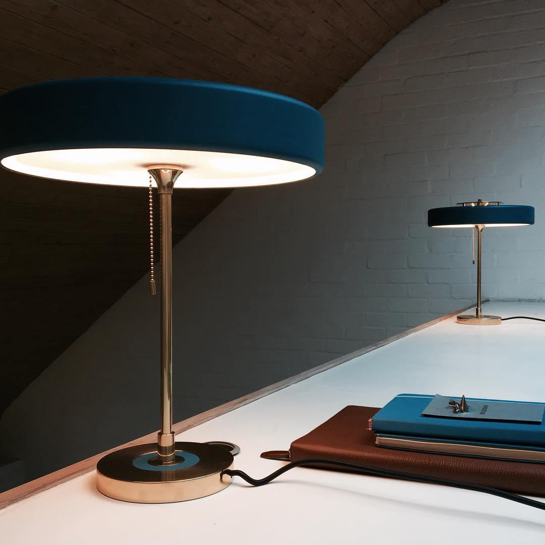ElegantGlow – Lampada da Tavolo in Metallo e Acrilico Senza Tempo