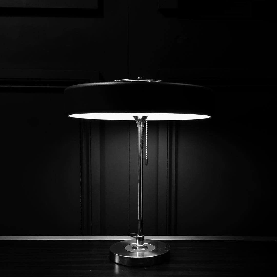 ElegantGlow – Lampada da Tavolo in Metallo e Acrilico Senza Tempo