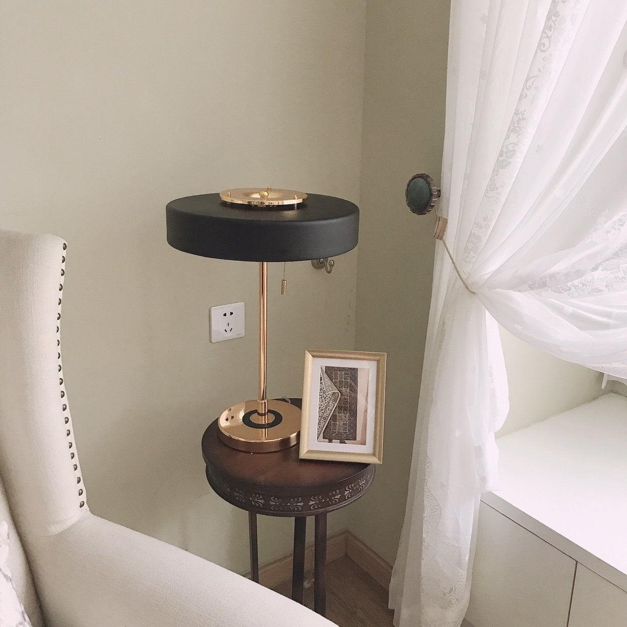 ElegantGlow – Lampada da Tavolo in Metallo e Acrilico Senza Tempo