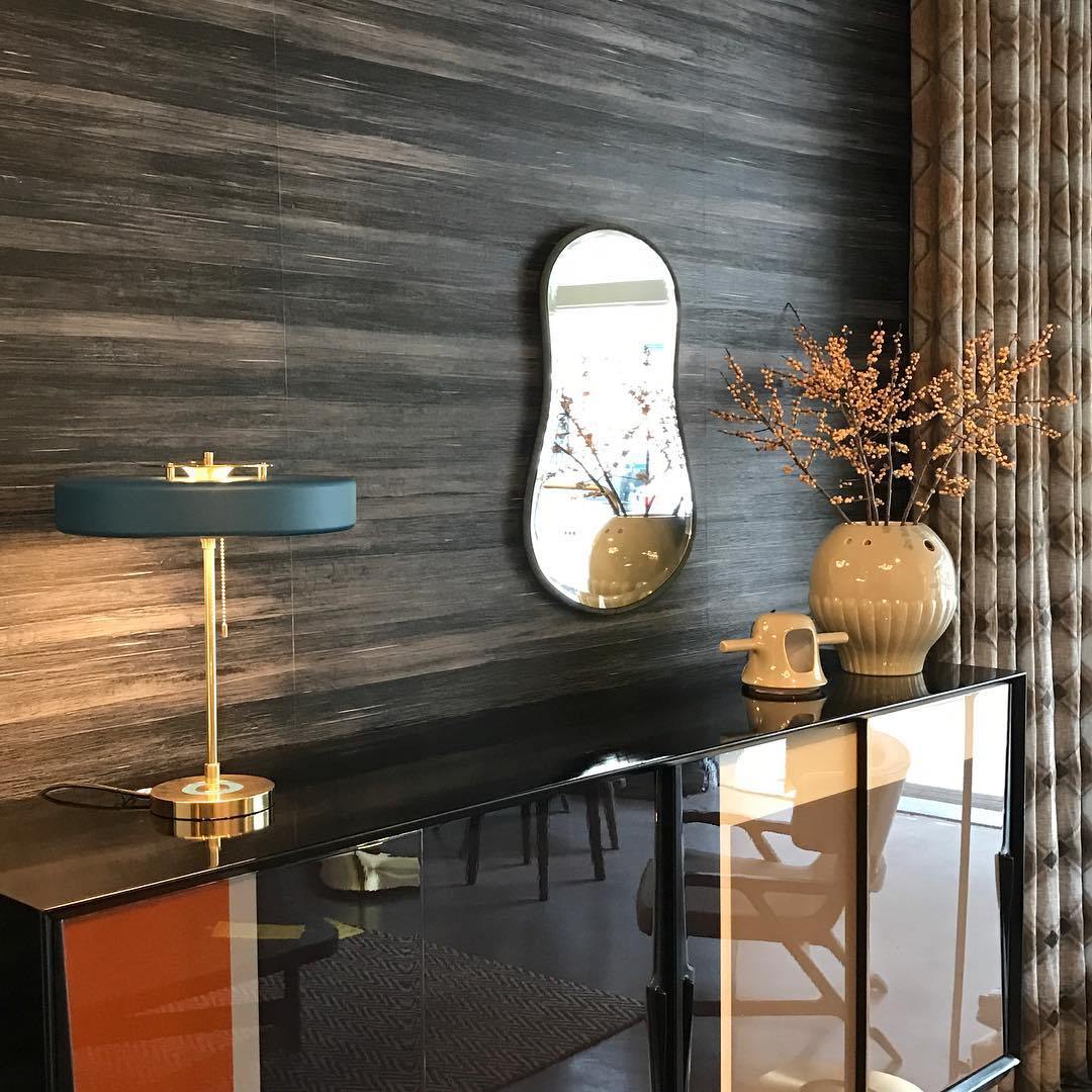 ElegantGlow – Lampada da Tavolo in Metallo e Acrilico Senza Tempo